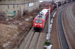 145 052 zieht am 20.01.09 einen Gterzug durch Bitterfeld in Richtung Berlin.