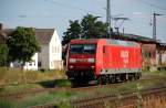 145 067 fhrt am 06.08.09 solo durch Raguhn Richtung Dessau.