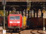 145 025-3 zieht von Kln kommend einen langen Containerzug durch den Aachener Hauptbahnhof nach Aachen West.