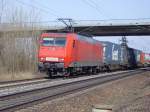 145 043-6 mit einem Containerzug bei Ringsheim. 20.02.2010