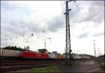 145 061 erreicht mit einem PIC den Bahnhof von Unna. (10.08.2010)