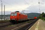 145 050-1 durchfhrt mit einem Containerzug am 27.8.2010 Rdesheim.