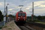 Im Abendlicht durchfhrt 145 015-4 mit einem Gterzug den S-Bahn-Haltepunkt Maximiliansau-Eisenbahnstrae.