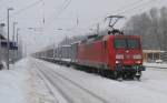  Die Karre aus dem Drecke ziehen  - 145 077-4 steht mit einem Containerzug in Baruth(Mark). Sie soll den Gterzug, welcher schon ein paar Tage hier in Baruth steht und somit sehr verschneit ist, aus dem Schnee ziehen. Nach mehreren Anlufen klappte dieser  Rettungszug  auch. 29.12.2010