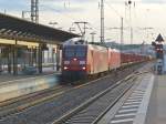 145 065-9 und 186 335-6 (kalt) ziehen einen gemischten Gterzg am 16.08.2011 durch Kaiserslautern Hbf