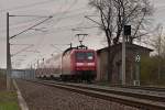 Vorbei an einem verlassenen Bahnwrterhaus schiebt 145 045 einen Regionalexpress in Richtung Oschatz. (bei Bornitz am 15.04.2012)