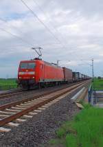 Bei Allerheiligen ist 145 035-2 mit einem Containerzug in Richtung Neuss unterwegs.