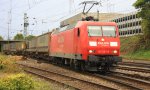 145 027-9 von Railion kommt aus Richtung Kln mit einem LKW-Ambrogio-Zug aus Gallarate(I) nach Muizen(B) und fhrt in Aachen-West ein bei Regenwetter am 3.10.2012.