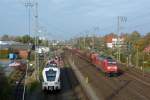 145 020-4 fuhr am 31.10.2012 mit einem gemischten Gterzug von Emden nach Osnabrck, vorbei an der abgestellten Arriva-Bahn im leeraner Gterbahnhof.