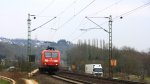 145 062-6 von Railion kommt aus Richtung Koblenz mit einem Containerzug aus Italien nach Aachen-West und fhrt in Richtung Kln.
Aufgenommen in Kasbach-Linz am Rhein am 3.4.2013.