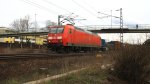 145 070-9 DB kommt aus Richtung Koblenz mit einem langen Containerzug aus  	Gallarate(I) nach  Zeebrugge(B) und fhrt durch Bad-Honnef am Rhein auf der rechten Rheinstrecke(KBS 465) und fhrt in