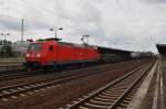 Hier 145 008-9 mit einem Containerzug, bei der Durchfahrt am 29.6.2013 durch Berlin Schnefeld Flughafen, in Richtung Berlin Grnauer Kreuz.