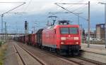 145 015 fhrte am 27.10.13 einen gemischten Gterzug durch Bitterfeld Richtung Leipzig.