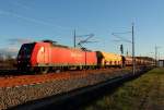 Die 145 057-4 mit geschlossenen Schüttgutwagen bei der Durchfahrt in Nassenheide am 26.11.2013.