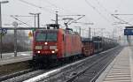 145 079 fuhr am 07.12.13 mit einem gemischten Güterzug im Schneegestöber durch Bitterfeld Richtung Dessau.