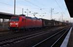 Hier 145 042-8 mit einem Gterzug, bei der Durchfahrt am 18.1.2014 durch Berlin Schnefeld Flughafen, in Richtung Genshagener Heide.