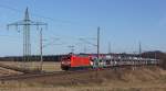 Auch der Mond schaute vorbei und sah die 145 043-6 mit einer langen Reihe Autos am 10.02.2014 durch Nudow in Richtung Saarmund vorbei kommen.