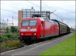 145 018-8 durchfhrt mit einem Gterzug den Bhf Stralsund - Rgendamm.