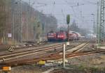 Überholungen: 145 030-3 muss mit ihrem Güterzug in Eschwege West warten damit 152 072-5 mit einen ebensolchen in Richtung Süden vorbeiziehen kann.