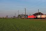 Entgegen der 482 028-8 fuhr von DB Schenker die 145 034-5 und ebenfalls mit einem langen Containerzug gleichzeitig durch den Hp von Auggen, aber in Fahrtrichtung Süden. (29.03.2014)