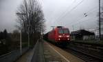 145 013-9 von Railion  kommt durch Kohlscheid mit einem langen Audi-VW-Zug aus Osnabrück nach Kortenberg-Goederen(B) und fährt die Kohlscheider-Rampe hoch nach Aachen-West und fährt in