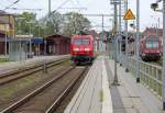 Lok der BR 145 durchfährt den Bahnhof Pasewalk, dort wurde am Bahnsteig 3 ein Ersatzzug abgestellt.