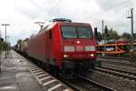 Nachdem ein ICE die 145 002-2 am 16.10.2014 überholte, fuhr sie nun mit ihrem Containerzug aus dem Überholgleis in Lahr (Schwarzw) in Richtung Offenburg.