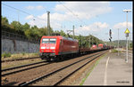 145012 kam mit einem langen Güterzug am 06.09.2016 um 14.44 Uhr in Richtung Ruhrgebiet durch den Bahnhof Brackwede.