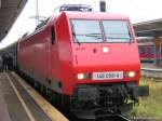 145 058-4 wartet mit einem D-Zug im Bahnhof Berlin-Lichtenberg auf das Abfahrtszeichen.