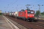 Railion-gezeichnete 145 014-7 rollt durch den Bhf. Berlin Schonefeld am Abend des 27 Juli 2006 mit einem Containerzug. 