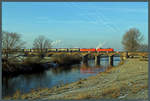 145 074-1 und 145 064-2 ziehen am 28.01.2017 einen gemischten Gterzug ber die Saalebrcke bei Bad Drrenberg.