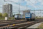 Basel Rangierbahnhof am 6. Oktober 2017. Die für RheinCargo fahrende 145-CL 202 begegnet auf Rangierfahrt in der G-Gruppe der abgestellten SBB Cargo International 189 206  Van Gogh .