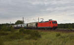 145 090-7 der HSL Logistik mit Getreidesilowagen der Transcereales ERMEWA unterwegs, in Richtung Hagenower Land. 3km östlich von Büchen, 28.08.2018.