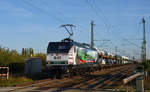 145 023 (145083) der Press schleppte am 05.10.18 einen beladenen ARS-Autozug durch Greppin Richtung Dessau.