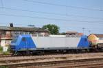 Mit einem Kesselwagenzug fuhr 145 100-4 (Alpha Trains, laut railcolor.net an DB Schenker vermietet) durch Magdeburg Hbf.