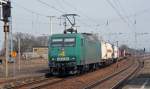 Mit einem kurzen Gterzug fuhr am 08.04.13 145-CL 004 durch Eilenburg Richtung Halle(S).