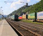 Begegnungen: 145-CL 005 begegnet in Kaub am Rhein mit ihrem LKW-Walter Auflieger-Zug einer DB 152er Kollegin, die ebenfalls mit einem KLV Zug, gen Norden unterwegs ist. Aufgenommen am 17.07.2014.