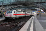 Die 146 560-8 mit dem IC 2432 am 13.03.2017 aus Cottbus nach Norddeich Mole beim Halt in Berlin Hauptbahnhof.