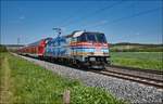 146 247-2 ist am 10.05.2017 mit einen RE in Richtung Hbf. Würzburg/M. bei Retzbach-Zellingen zu sehen.