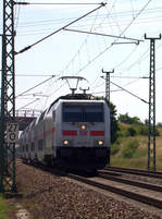 146 575-6 passiert mit einem IC KM 27.0 bei Lenz. 15.06.2017 11:31 Uhr.