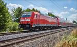 146 245-6 ist als RE in Richtung Frankfurt/M. unterwegs,gesehen am 05.07.2017 bei Thüngersheim.