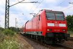 146 020 der Elbe-Saale-Bahn (DB Regio Südost) als verspätete RB 16419 (RB40) von Braunschweig Hbf nach Burg(Magdeburg) fährt in den Bahnhof Biederitz ein.