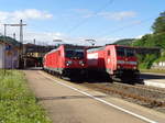 147 008 mit der RB Stuttgart-Ulm wird von 146 220 mit dem IRE Stuttgart-Lindau in Geislingen (Steige) überholt. 
Geislingen, 05.08.2017.