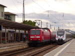 DB 146 026 mit dem RE 16326 nach Magdeburg Hbf und abellio 9442 305 als RB 74594 nach Saalfeld, am 09.09.2017 in Naumburg (S) Hbf.