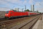 146 262 verlässt am 4.7.2017 mit dem RE5 (RE10508)  Rhein-Express  von Koblenz Hauptbahnhof nach Wesel den Bahnhof Köln Messe/Deutz.