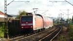 146 003 zieht einen RE60 nach Frankfurt in den Bahnhof Hemsbach.