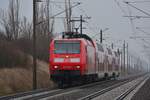 146 030 rollt als RE30 in den Haltepunkt Arensdorf bei Köthen ein.