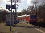 Ein Nachschuss von der 146 004-7 DB  schiebt den RE9 aus Siegen-Hbf nach Aachen-Hbf und hilt in Aachen-Rothe-Erde.
Aufgenommen vom Bahnsteig 1 in Aachen-Rothe-Erde. 
Bei Sonne und Wolken am Mittag vom 30.11.2019.