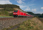 Am 23. September 2016 waren die letzten Wochen der Modus-Wagen bereits angebrochen, als 146 244 mit RE 4618 auf dem Weg von Würzburg nach Frankfurt war. Kurz vor Karlstadt wurden die Sandsteinfelsen im Maintal passiert.