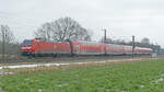 Der RE8 des Expresskreuz Niedersachsen/Bremen Hannover Hbf - Bremen Hbf - Bremerhaven-Lehe zwischen Lunestedt und Loxstedt. Zum Einsatz kommen komfortable Doppelstockwagen der Bauart Dosto97, Dosto00 und Dosto10.
Aufgenommen im Januar 2019.